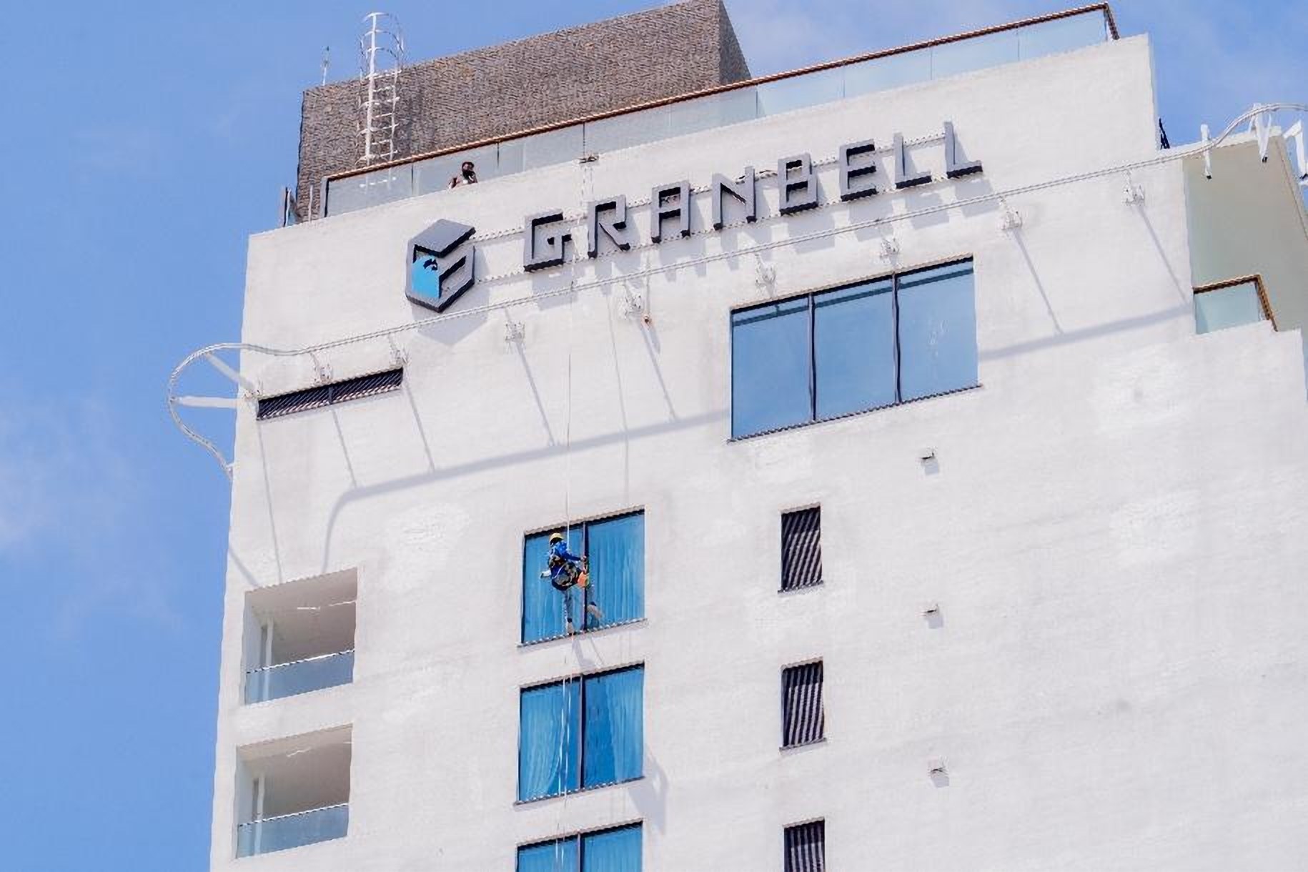 Rope access glass washing at the Grand Bell Hotel